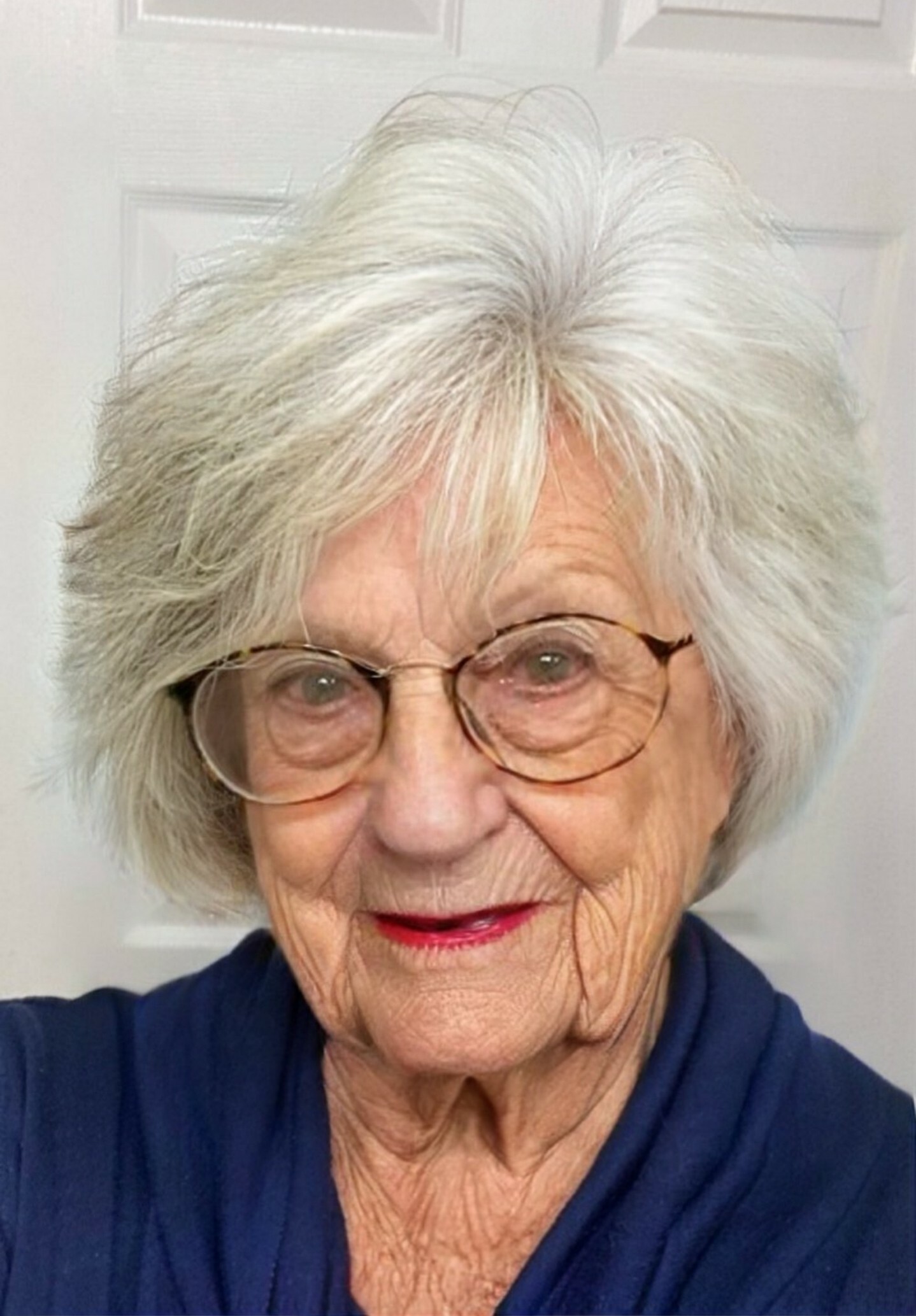 Oldslut with red lipstick — 43